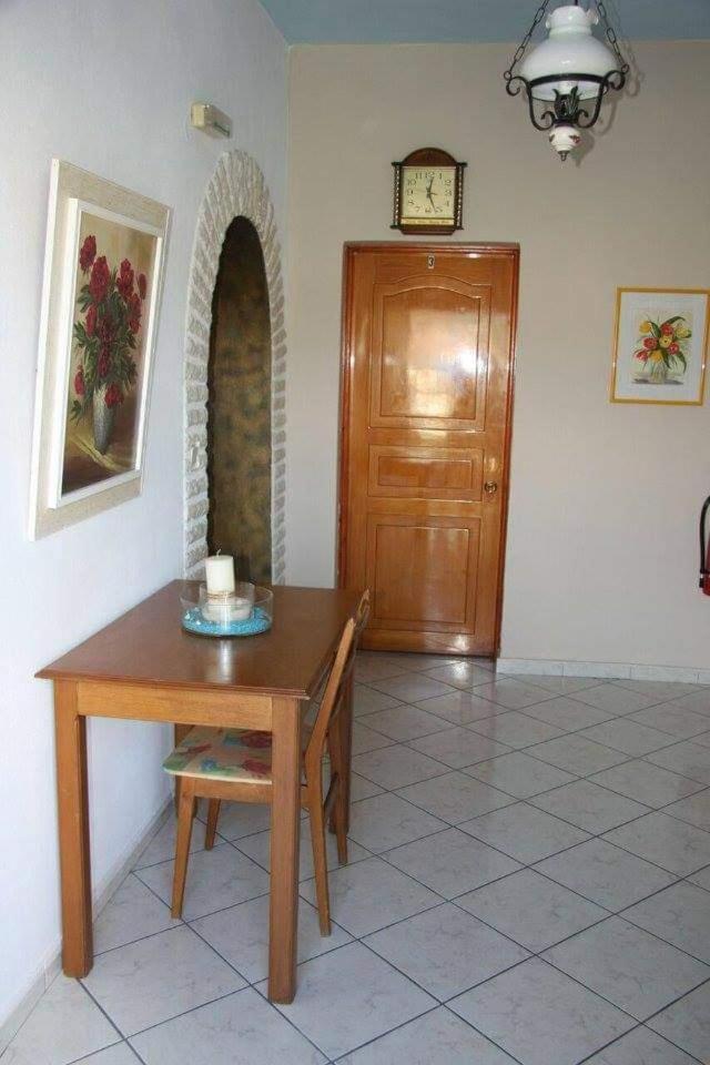 Koletsis Apartment